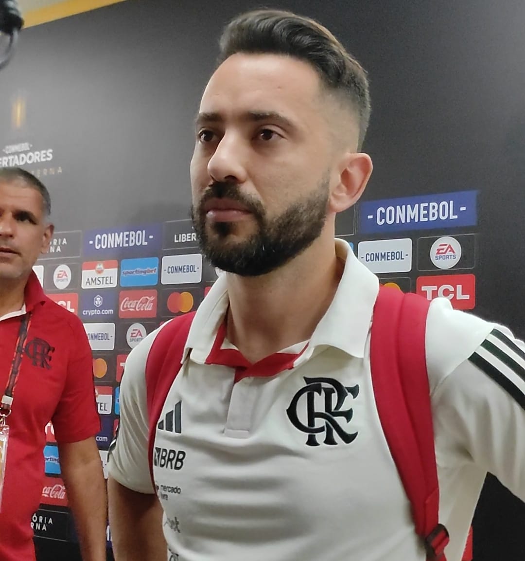 ''FICO INCOMODADO'', EVERTON RIBEIRO REVELA QUE ESTÁ ATUANDO COM DORES PELO FLAMENGO